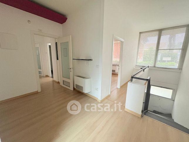 Ufficio in commerciale in 