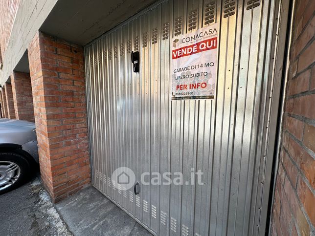 Box/posto auto in residenziale in Via Argentina Altobelli 24