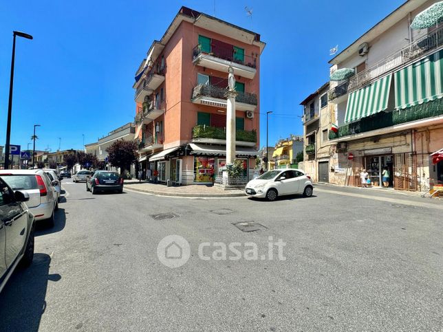 Attività/licenza (con o senza mura) in commerciale in Via Provinciale Napoli 18