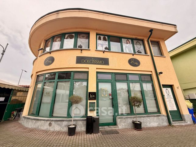 Attivitã /licenza (con o senza mura) in commerciale in Piazza II Giugno 11 /1