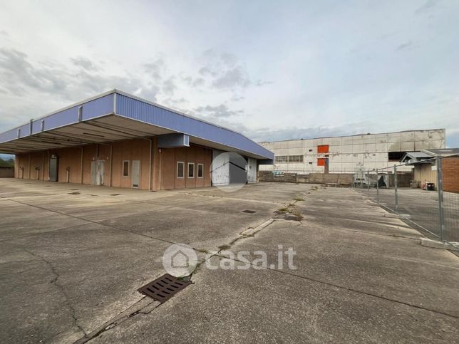 Capannone in commerciale in Via dell' Industria