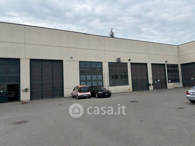 Capannone in commerciale in Via 1'Maggio