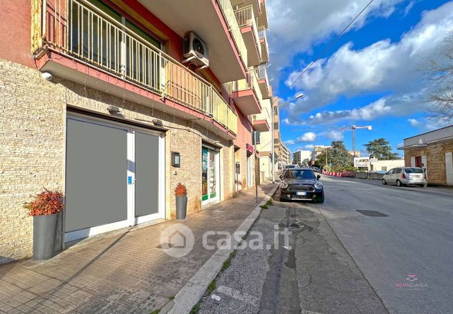 Attività/licenza (con o senza mura) in commerciale in Via Napoleone Bonaparte 96
