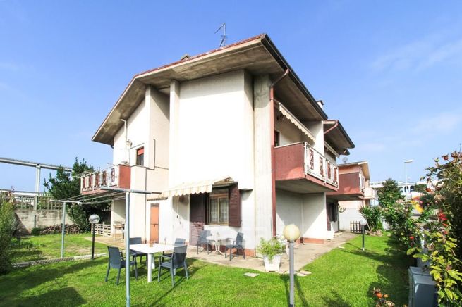 Casa indipendente in residenziale in Via Raffaele Mattioli 2