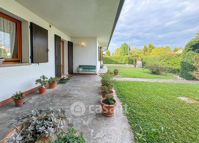 Casa bi/trifamiliare in residenziale in 