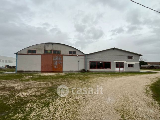 Capannone in commerciale in Via Carano