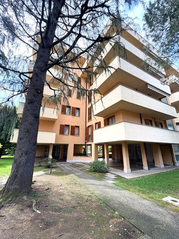 Ufficio in commerciale in Via Asti 19
