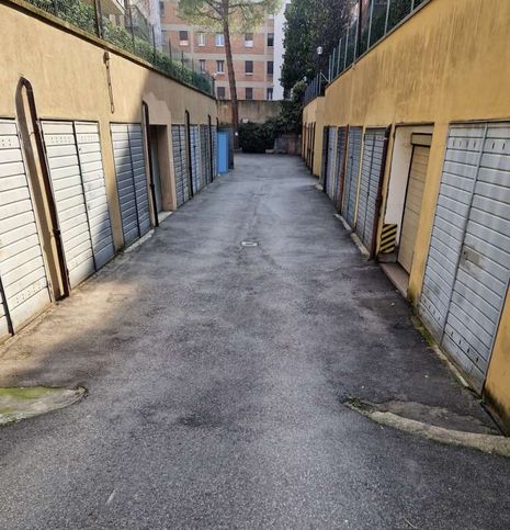 Garage/posto auto in residenziale in Via Lombardia