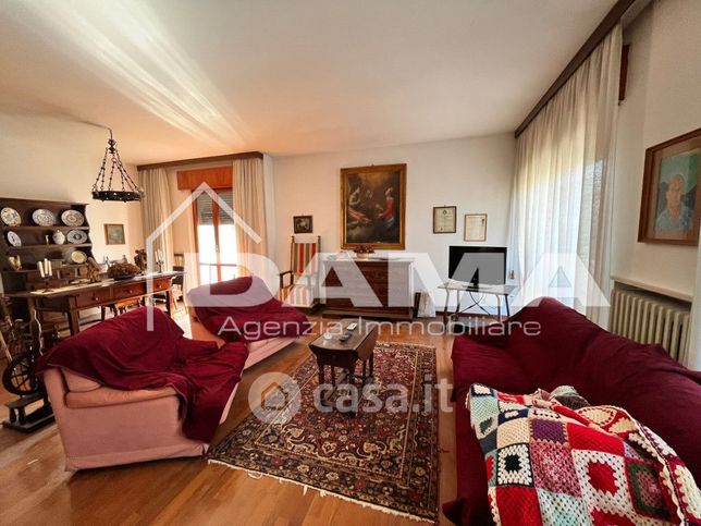 Casa bi/trifamiliare in residenziale in 