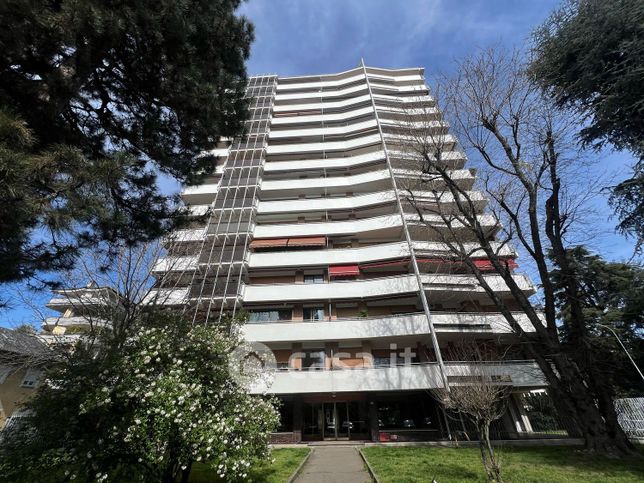 Ufficio in commerciale in Via Adda