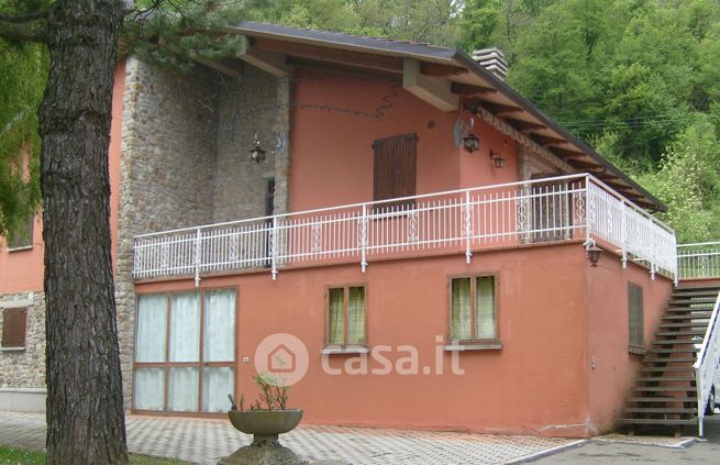 Casa bi/trifamiliare in residenziale in Torre di Monterumici