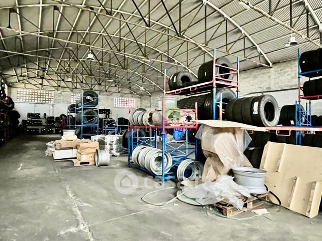 Capannone in commerciale in Via Ugione 53