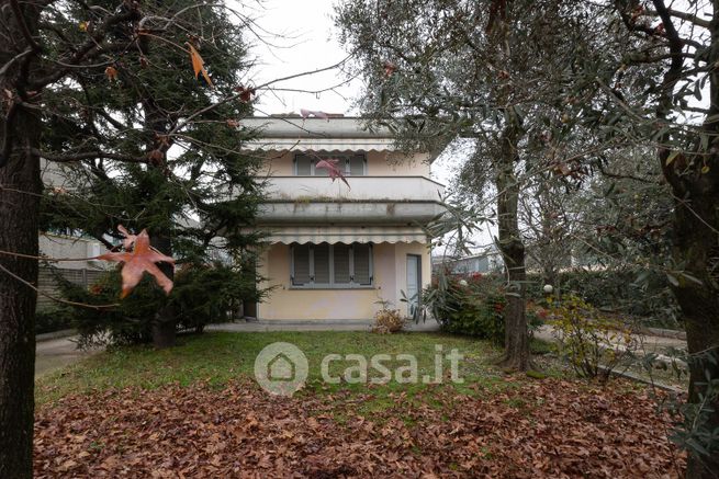 Villa in residenziale in Via Enrico Mattei 10