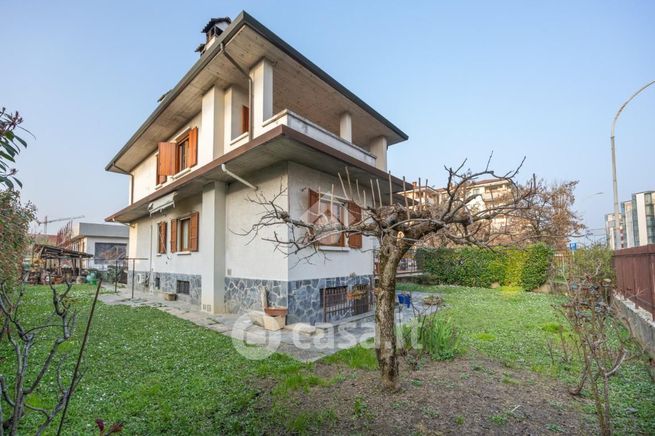 Villa in residenziale in Via Pavia 7