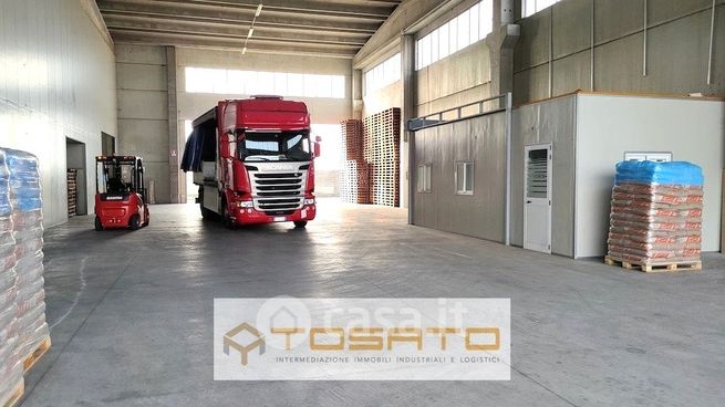 Capannone in commerciale in 