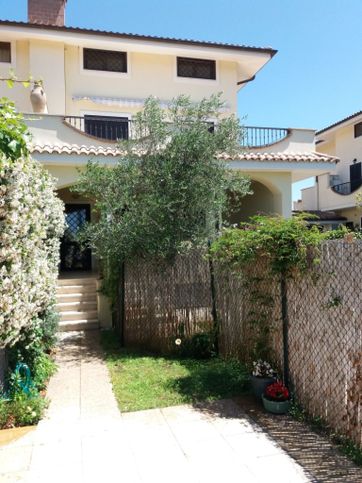 Casa bi/trifamiliare in residenziale in 