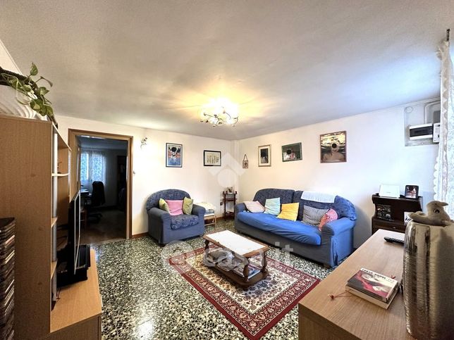 Casa bi/trifamiliare in residenziale in Via Silvestri 58