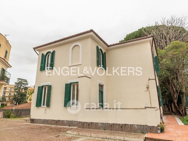 Villa in residenziale in Via Cimone