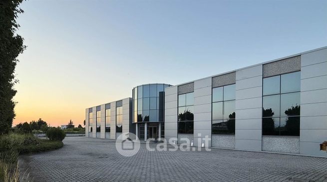 Capannone in commerciale in