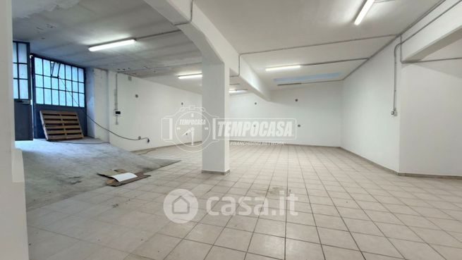 Capannone in commerciale in Via Germain Sommeiller