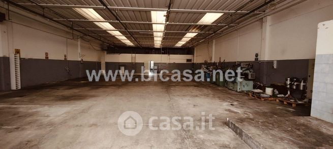 Capannone in commerciale in 