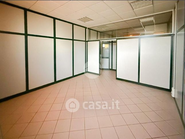 Capannone in commerciale in Via XXV Aprile 1