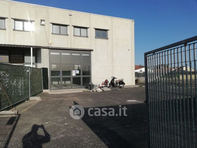 Attivitã /licenza (con o senza mura) in commerciale in Via Elorina 103