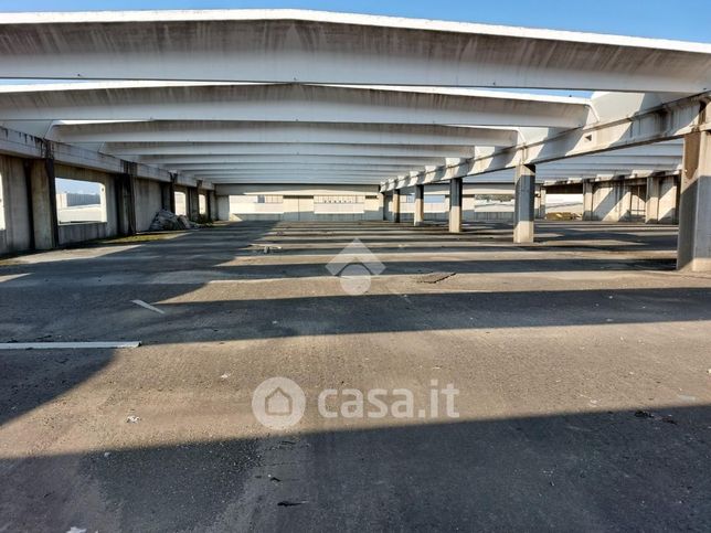 Capannone in commerciale in Via Magistri Comacini 3