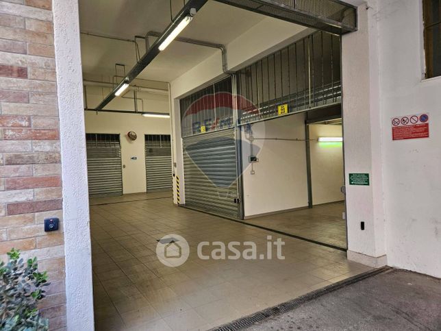 Box/posto auto in residenziale in Via Tommaso Angelini 15