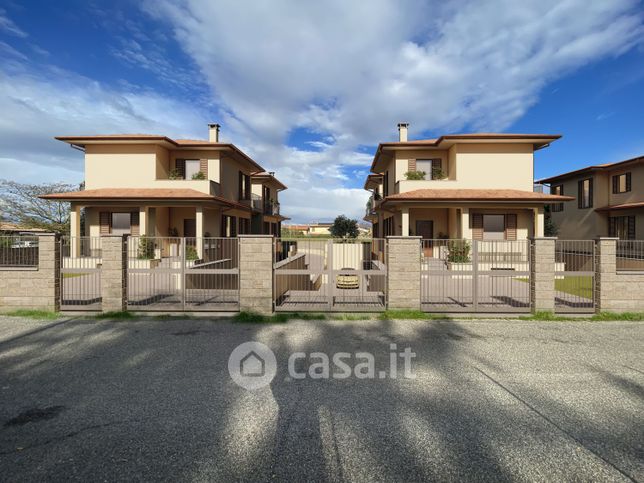 Casa bi/trifamiliare in residenziale in Via Etruria