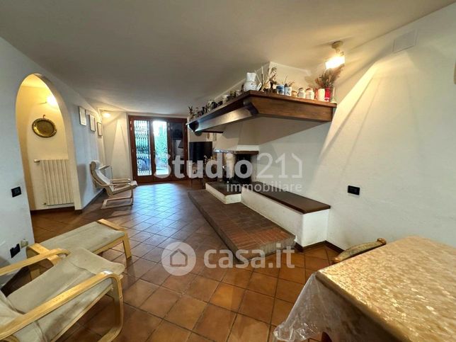 Casa bi/trifamiliare in residenziale in 
