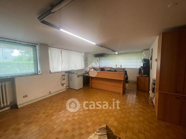 Ufficio in commerciale in Via A. Locatelli