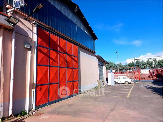 Capannone in commerciale in Via delle Industrie