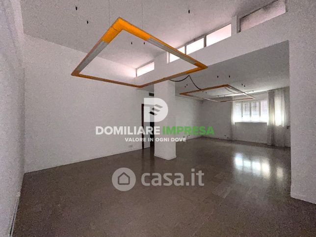 Ufficio in commerciale in Via Baldassarre Papadia 9
