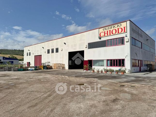 Capannone in commerciale in Via dell' Industria 2