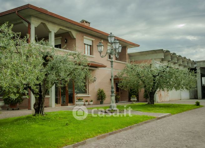 Villa in residenziale in Via Nicodemo Bertorelle