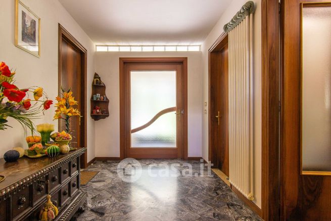 Villa in residenziale in Via Ugo Foscolo 47