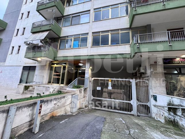 Box/posto auto in residenziale in Via Valdemone 55
