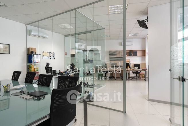 Ufficio in commerciale in 