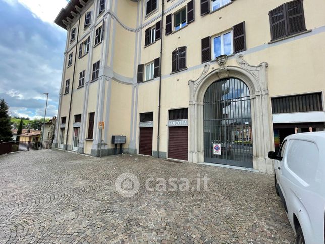 Negozio/locale commerciale in commerciale in Via Crocifisso