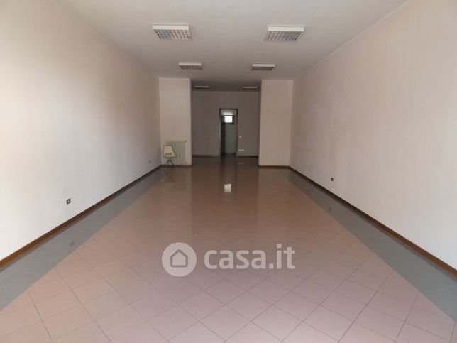 Ufficio in commerciale in Via Chiesa