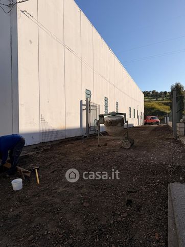 Capannone in commerciale in Viale Magna Grecia
