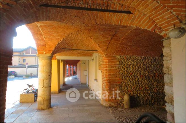 Ufficio in commerciale in Via Fratelli Maccarini