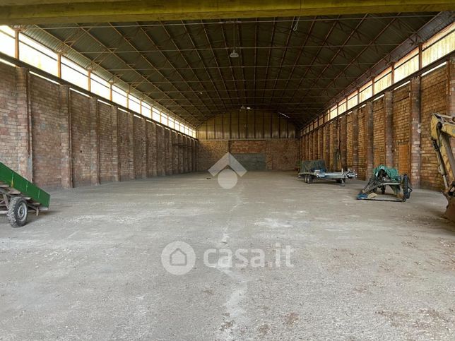 Capannone in commerciale in Via Mantovana 106