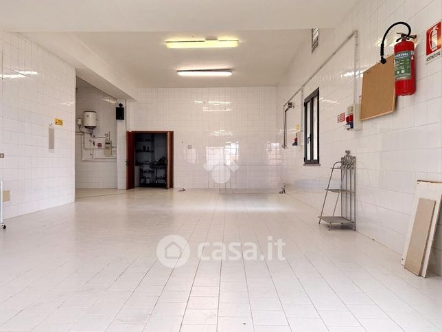 Capannone in commerciale in Via M. Tosini 13