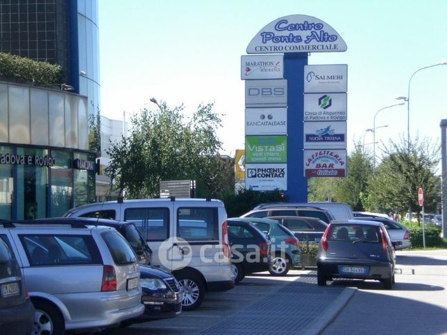 Ufficio in commerciale in Via dei Frassini
