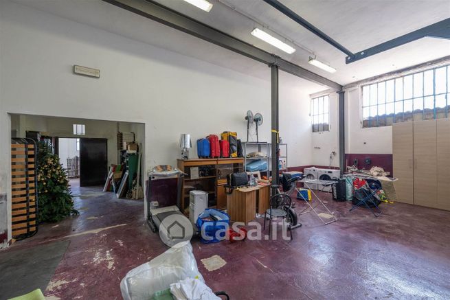 Capannone in commerciale in 