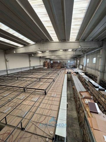 Capannone in commerciale in