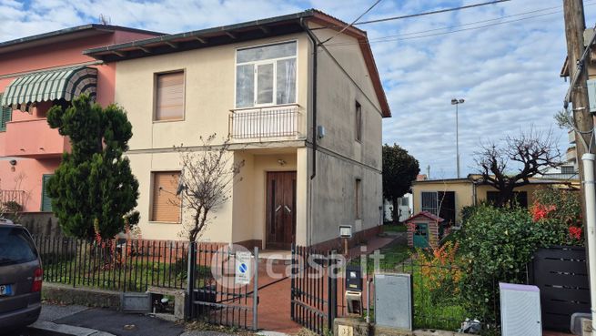 Casa bi/trifamiliare in residenziale in Via Angelo Poliziano 21