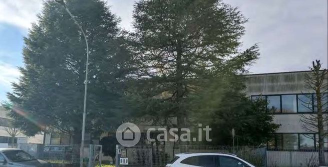 Capannone in commerciale in Via Claudio Treves